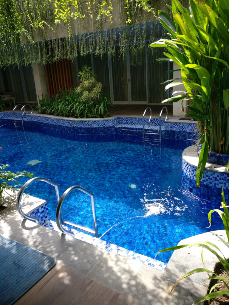 the swimming pool at the d'nusa resort & beach club in Nusa Lembongan, Indonesia